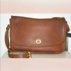 Vintage leather COACH city crossbody bag, it’s in a beautiful British tan color!